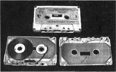 Магнитофонная кассета (вверху - в собранном виде; внизу - со снятой крышкой)