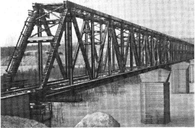 Железнодорожный металлический мост с ездой понизу