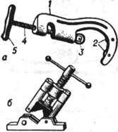 <strong>Труборез</strong> (а) и прижим для труб (б): 1 - корпус; 2 и 3 - режущие ролики; 4 - регулировочный винт; 5 - рукоятка